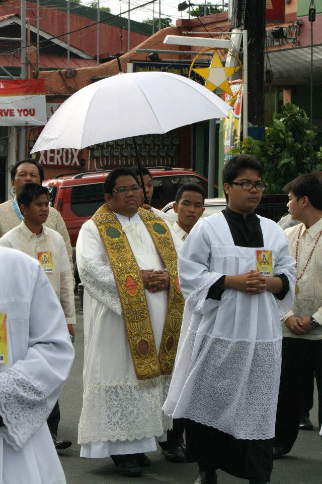 The Entrance of Nana Pilar and its Crowns (5)